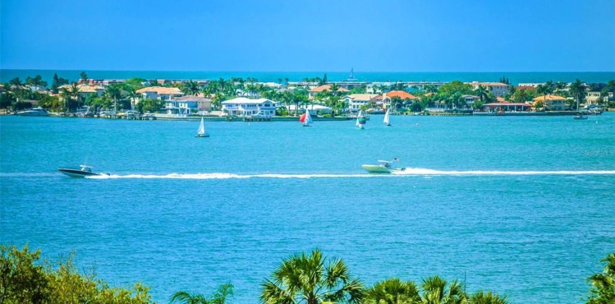 Condo in Belleair Bluffs, Florida, 4 bedrooms  № 2275728