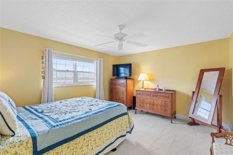 Condo in Belleair Bluffs, Florida, 4 bedrooms  № 2275728 - photo 22