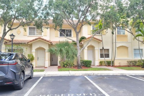 Townhouse in Miramar, Florida 2 bedrooms, 96.34 sq.m. № 1713110 - photo 1