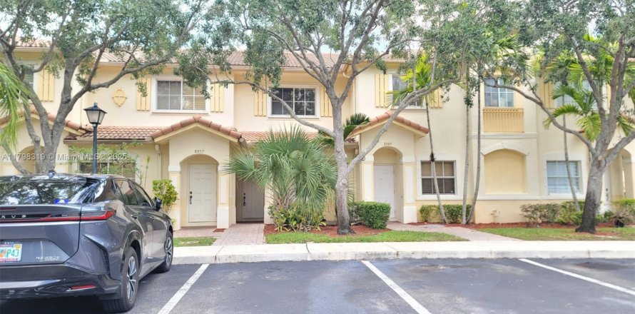 Townhouse in Miramar, Florida 2 bedrooms, 96.34 sq.m. № 1713110