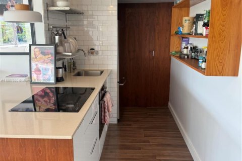 Condo in Miami Beach, Florida, 1 bedroom  № 1941849 - photo 9