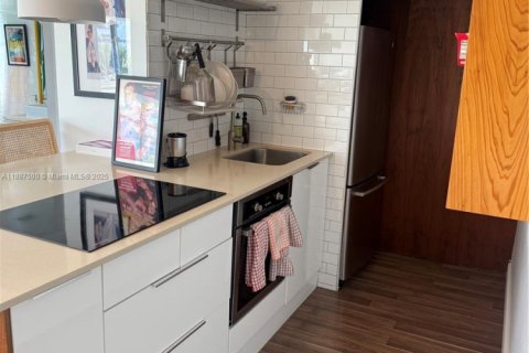 Condo in Miami Beach, Florida, 1 bedroom  № 1941849 - photo 8