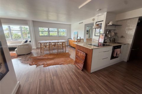 Condo in Miami Beach, Florida, 1 bedroom  № 1941849 - photo 2