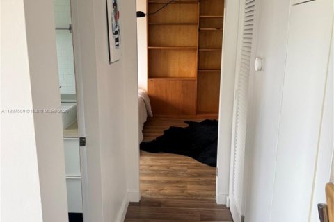Condo in Miami Beach, Florida, 1 bedroom  № 1941849 - photo 17