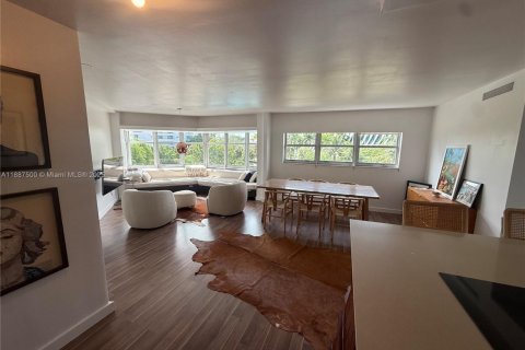Condo in Miami Beach, Florida, 1 bedroom  № 1941849 - photo 1