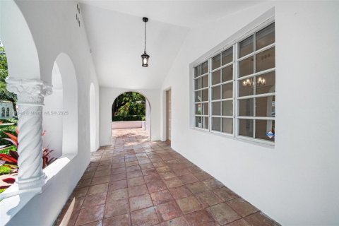 House in Coral Gables, Florida 3 bedrooms, 140.19 sq.m. № 1925346 - photo 8