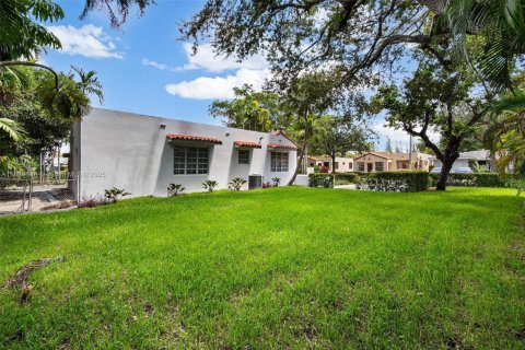 House in Coral Gables, Florida 3 bedrooms, 140.19 sq.m. № 1925346 - photo 4