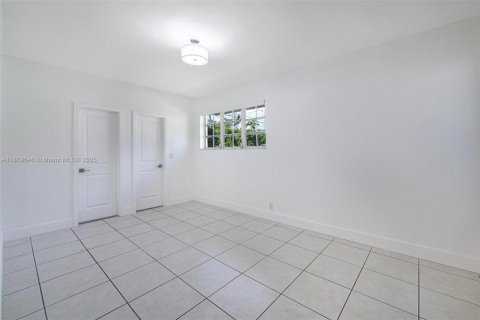 House in Coral Gables, Florida 3 bedrooms, 140.19 sq.m. № 1925346 - photo 10