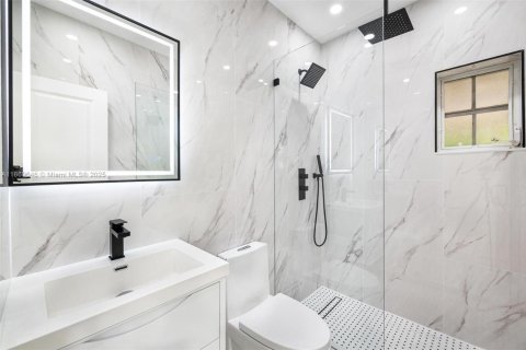 House in Coral Gables, Florida 3 bedrooms, 140.19 sq.m. № 1925346 - photo 15