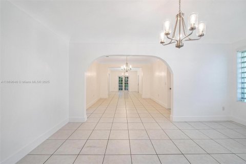 House in Coral Gables, Florida 3 bedrooms, 140.19 sq.m. № 1925346 - photo 19