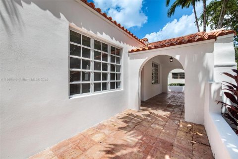 House in Coral Gables, Florida 3 bedrooms, 140.19 sq.m. № 1925346 - photo 9