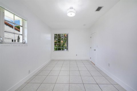 House in Coral Gables, Florida 3 bedrooms, 140.19 sq.m. № 1925346 - photo 16