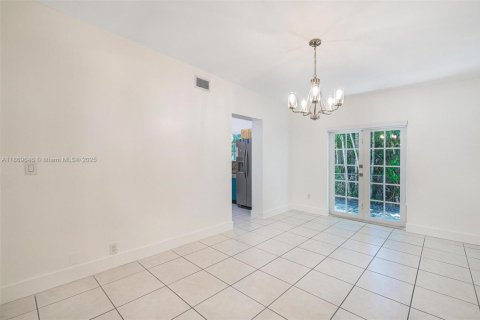 House in Coral Gables, Florida 3 bedrooms, 140.19 sq.m. № 1925346 - photo 28