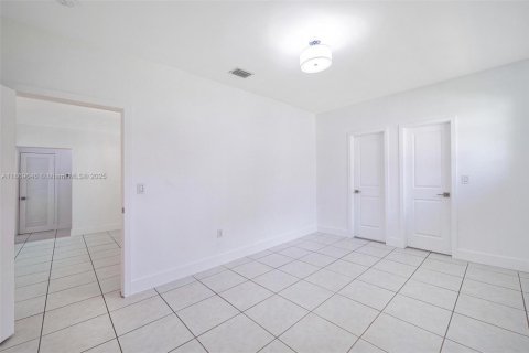 House in Coral Gables, Florida 3 bedrooms, 140.19 sq.m. № 1925346 - photo 13