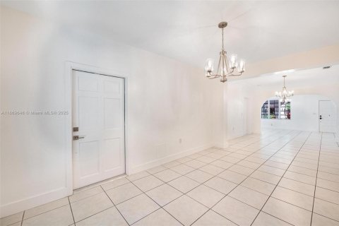 House in Coral Gables, Florida 3 bedrooms, 140.19 sq.m. № 1925346 - photo 25
