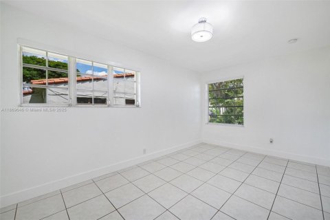 House in Coral Gables, Florida 3 bedrooms, 140.19 sq.m. № 1925346 - photo 12