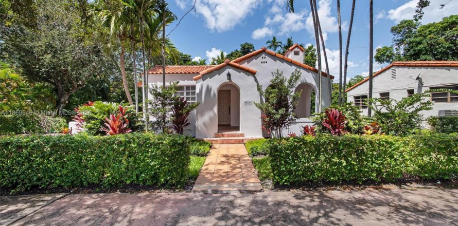 House in Coral Gables, Florida 3 bedrooms, 140.19 sq.m. № 1925346