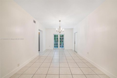 House in Coral Gables, Florida 3 bedrooms, 140.19 sq.m. № 1925346 - photo 27