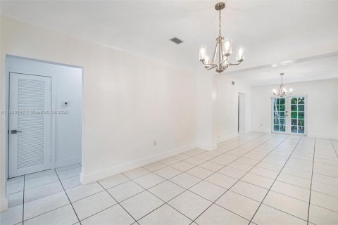House in Coral Gables, Florida 3 bedrooms, 140.19 sq.m. № 1925346 - photo 23