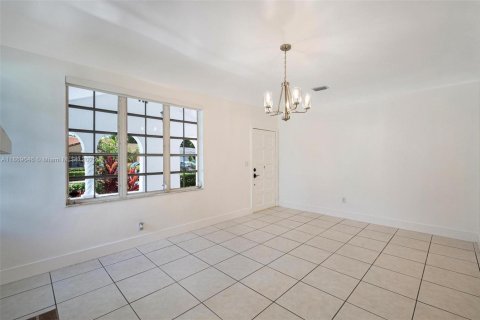 House in Coral Gables, Florida 3 bedrooms, 140.19 sq.m. № 1925346 - photo 21