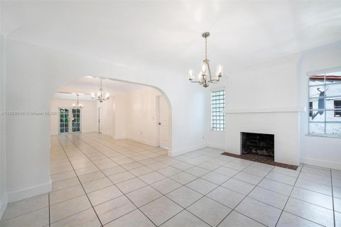 House in Coral Gables, Florida 3 bedrooms, 140.19 sq.m. № 1925346 - photo 17