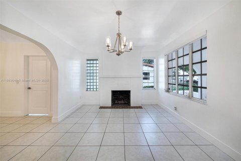 House in Coral Gables, Florida 3 bedrooms, 140.19 sq.m. № 1925346 - photo 20