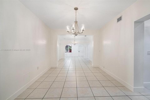 House in Coral Gables, Florida 3 bedrooms, 140.19 sq.m. № 1925346 - photo 24