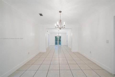 House in Coral Gables, Florida 3 bedrooms, 140.19 sq.m. № 1925346 - photo 22