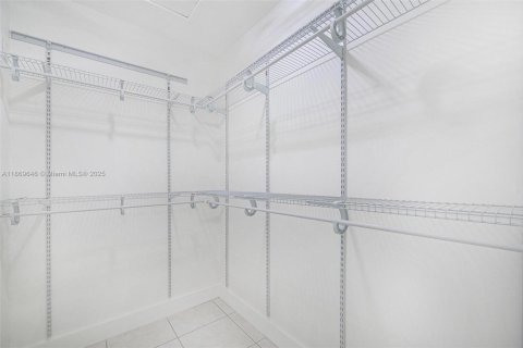 House in Coral Gables, Florida 3 bedrooms, 140.19 sq.m. № 1925346 - photo 14