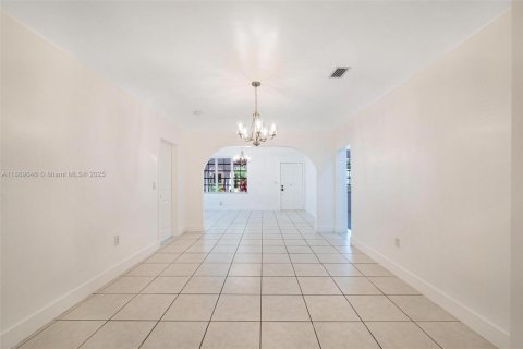 House in Coral Gables, Florida 3 bedrooms, 140.19 sq.m. № 1925346 - photo 26