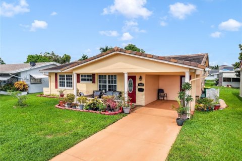 Casa en venta en Tamarac, Florida, 2 dormitorios, 122.45 m2 № 1921736 - foto 1