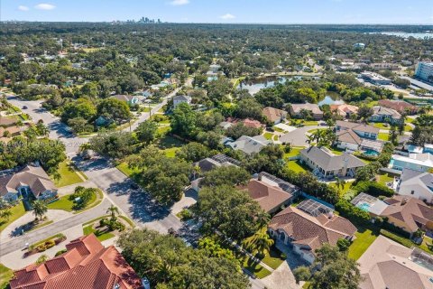 House in Saint Petersburg, Florida 4 bedrooms № 2088655 - photo 11