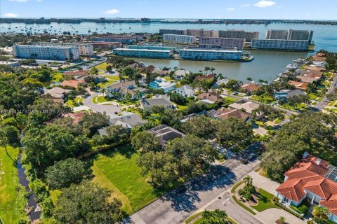 House in Saint Petersburg, Florida 4 bedrooms № 2088655 - photo 12