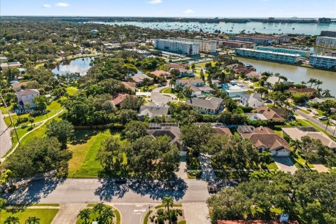 House in Saint Petersburg, Florida 4 bedrooms № 2088655 - photo 10