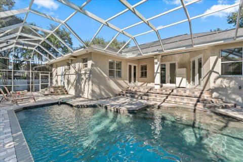 House in Saint Petersburg, Florida 4 bedrooms № 2088655 - photo 1