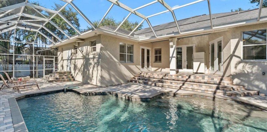 House in Saint Petersburg, Florida 4 bedrooms № 2088655