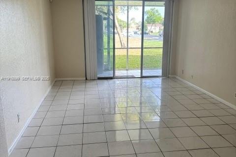 Condominio en venta en Lauderdale Lakes, Florida, 2 dormitorios, 93.09 m2 № 1977159 - foto 4