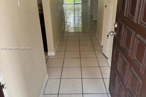 Condominio en venta en Lauderdale Lakes, Florida, 2 dormitorios, 93.09 m2 № 1977159 - foto 3