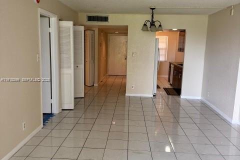 Condominio en venta en Lauderdale Lakes, Florida, 2 dormitorios, 93.09 m2 № 1977159 - foto 5