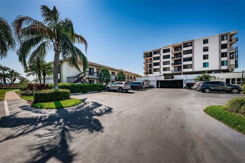 Condo in Saint Petersburg, Florida, 1 bedroom  № 791461 - photo 1