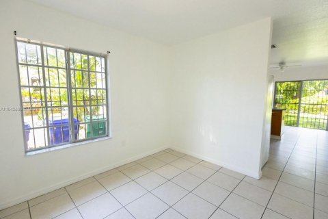 Immobilier commercial à vendre à Miami, Floride: 201.04 m2 № 1836396 - photo 5
