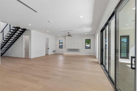 House in Tampa, Florida 6 bedrooms, 506.13 sq.m. № 2226373 - photo 14