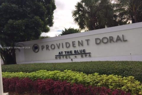 Condo in Doral, Florida, 1 bedroom  № 2170328 - photo 2