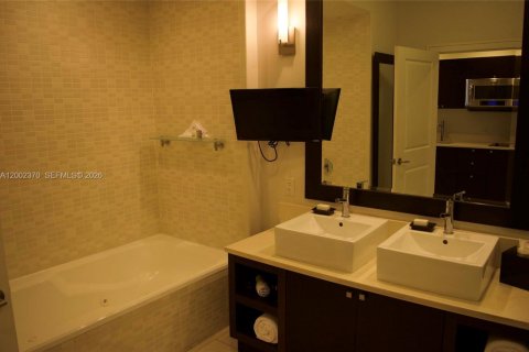 Condo in Doral, Florida, 1 bedroom  № 2170328 - photo 4