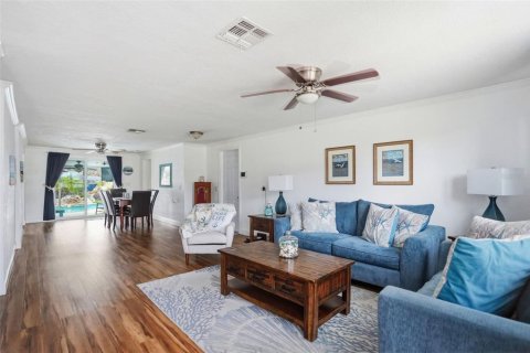 House in Hudson, Florida 3 bedrooms, 149.57 sq.m. № 2122586 - photo 7