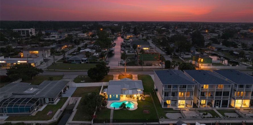 House in Hudson, Florida 3 bedrooms, 149.57 sq.m. № 2122586