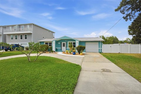 House in Hudson, Florida 3 bedrooms, 149.57 sq.m. № 2122586 - photo 3
