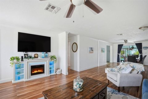 House in Hudson, Florida 3 bedrooms, 149.57 sq.m. № 2122586 - photo 11