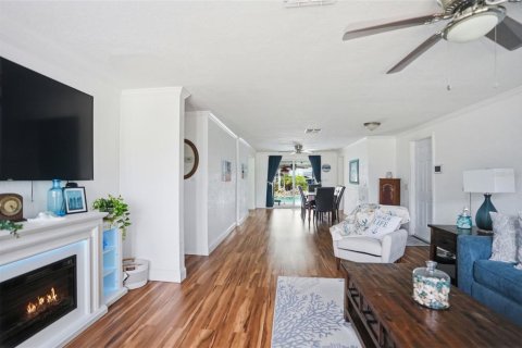 House in Hudson, Florida 3 bedrooms, 149.57 sq.m. № 2122586 - photo 8