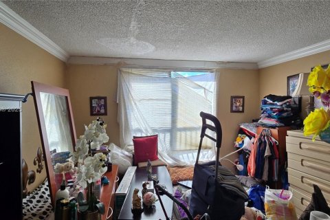 Condo in Hialeah, Florida, 2 bedrooms  № 1763906 - photo 14